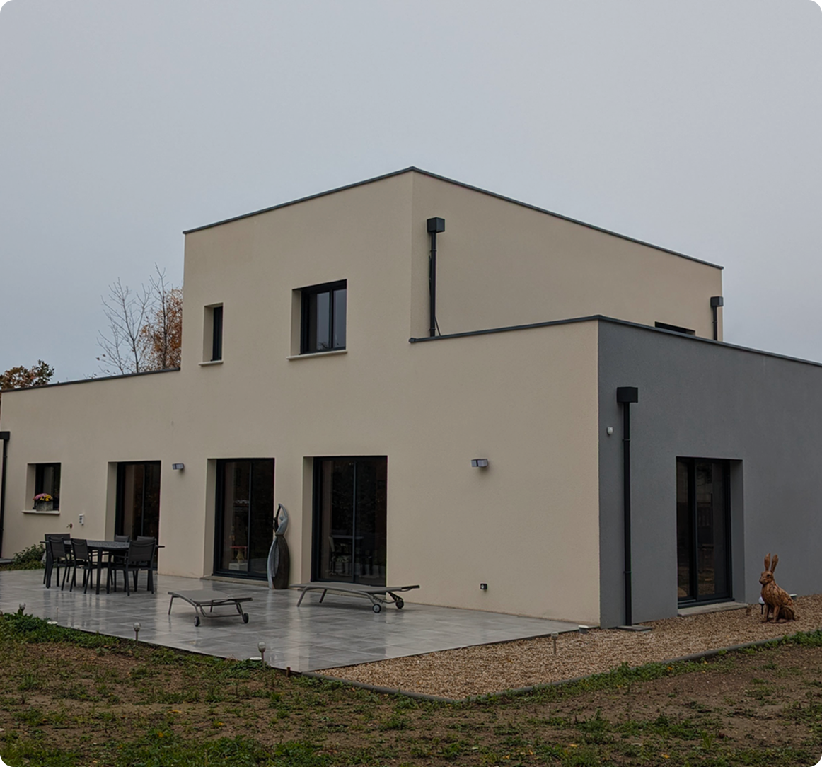 Maison contemporaine à toit plat, enduit beige et gris anthracite, avec terrasse