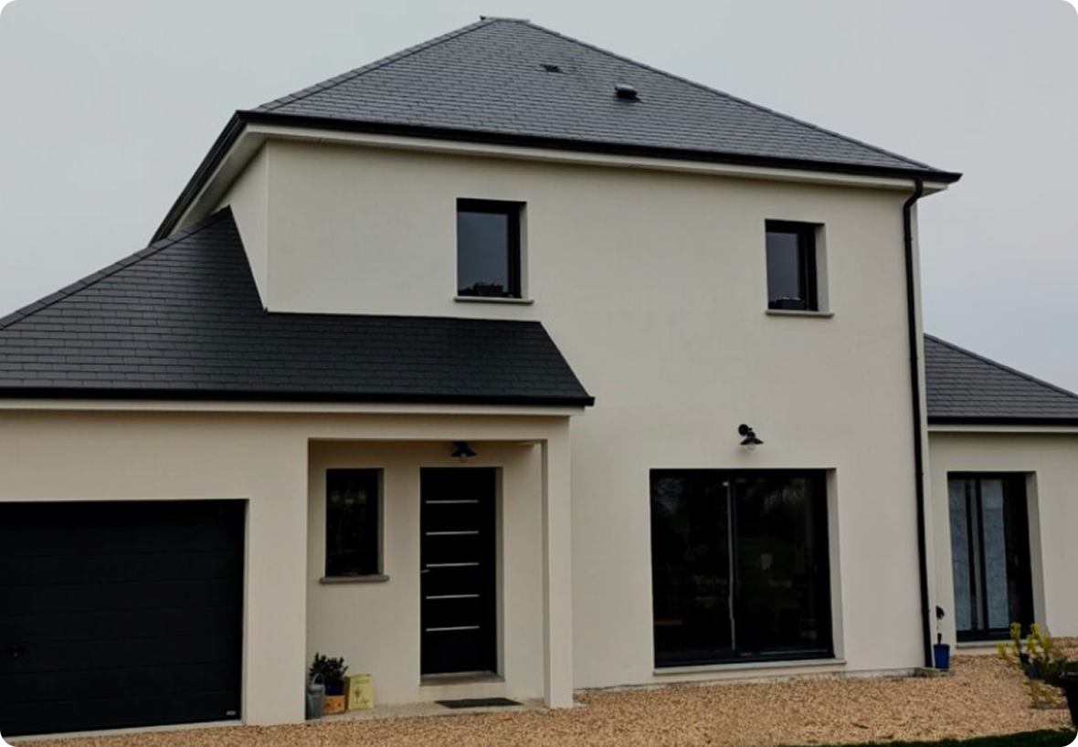 Maison à étage avec garage, enduit blanc et toiture en ardoise