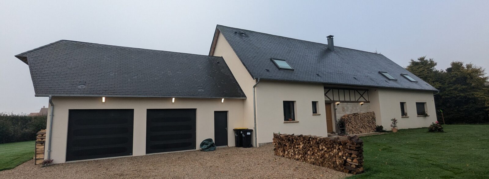 Maison traditionnelle avec double garage et combles aménagés, toiture en ardoise