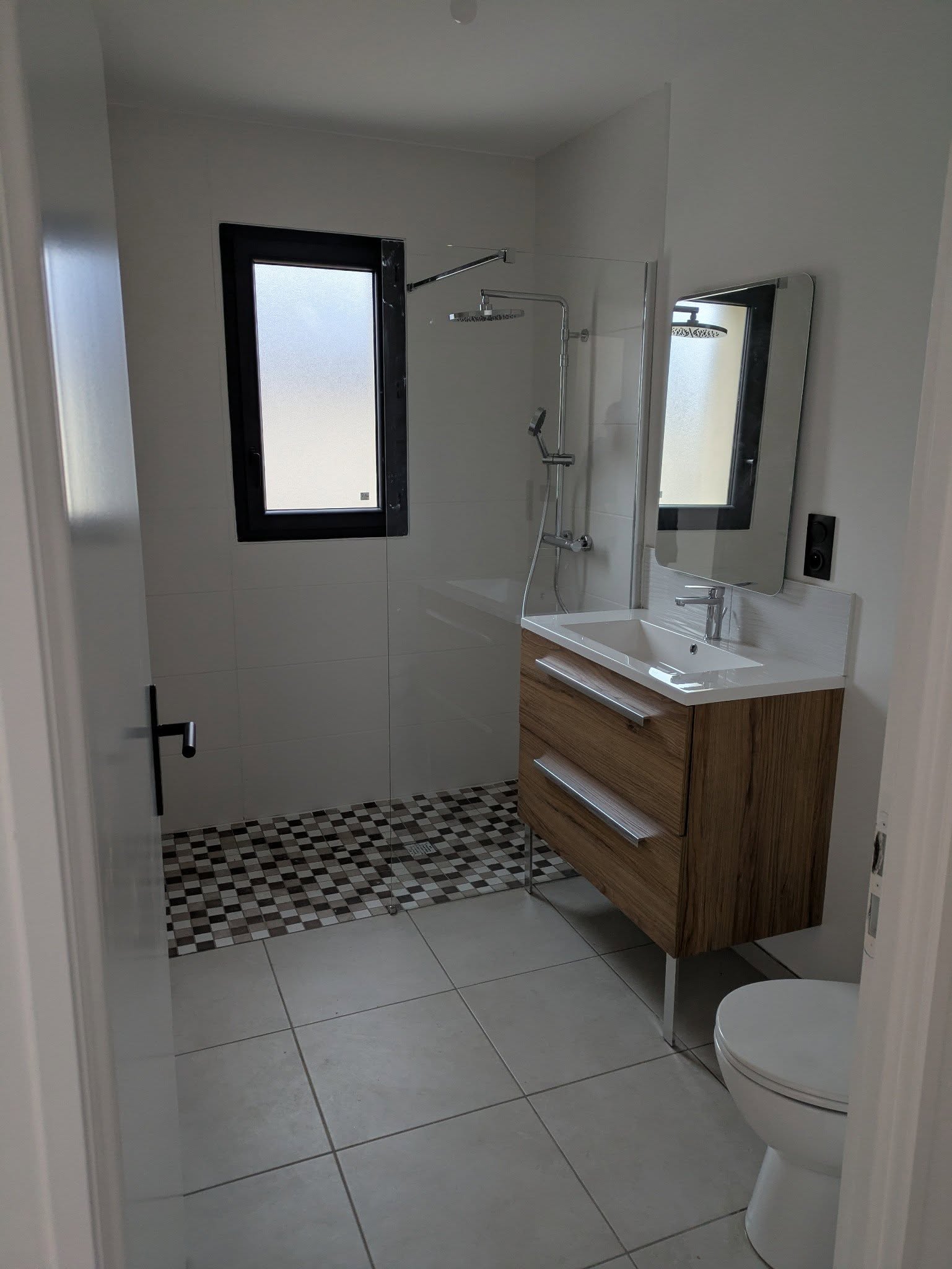 Salle d’eau avec douche à l’italienne et meuble vasque