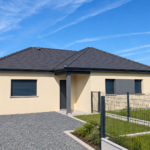Maison contemporaine de plain-pied en L, côté entrée