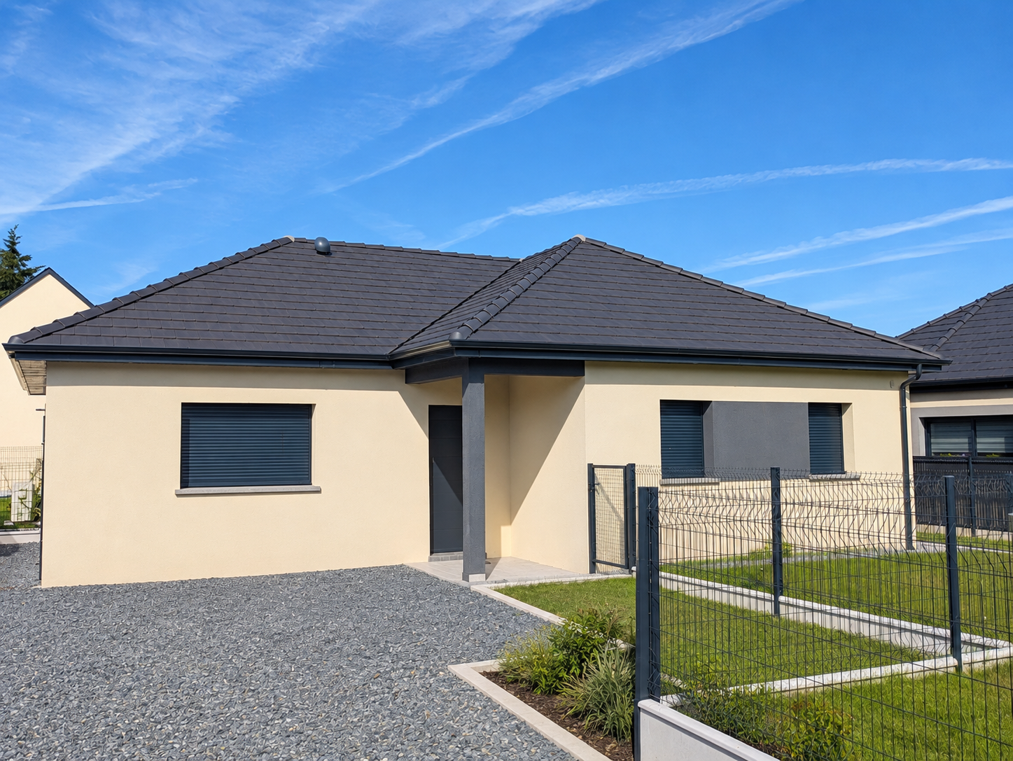 Maison contemporaine de plain-pied en L, côté entrée