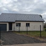 Maison de plain-pied avec garage, vue depuis la rue