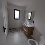 Salle d’eau avec douche à l’italienne et meuble vasque