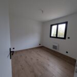 Chambre avec sol stratifié et fenêtre