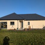 Maison contemporaine de plain-pied en L avec terrasse