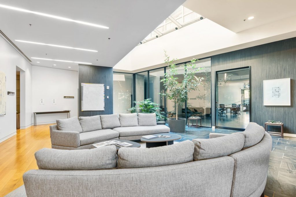 Espace d’accueil avec canapés, lumière naturelle